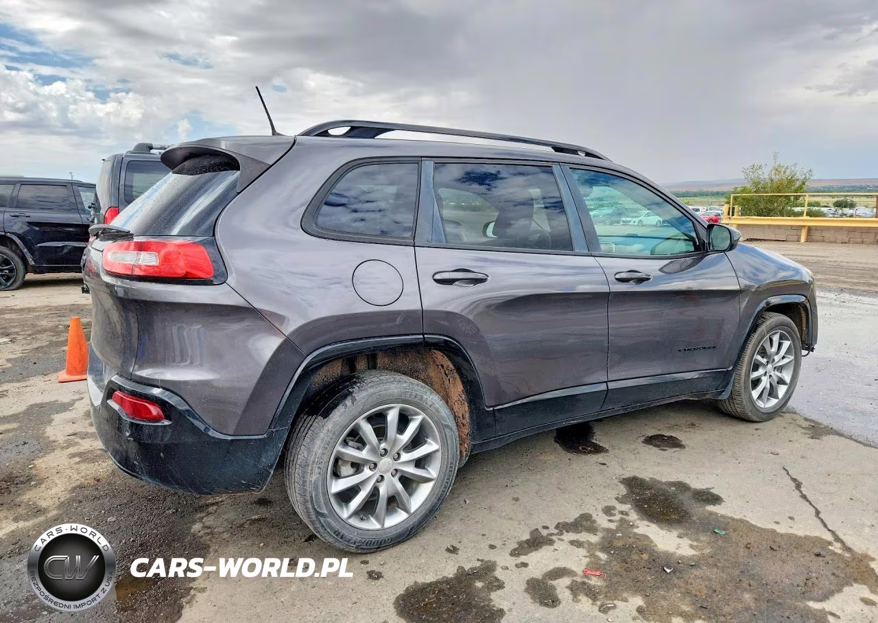 2018 Jeep Cherokee Latitude VIN:1C4PJLCB1JD590973 - 3