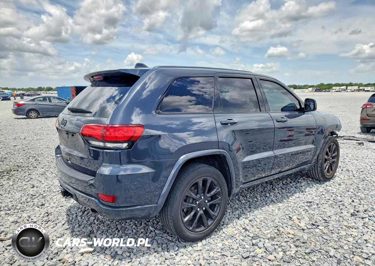 2018 Jeep Grand Cherokee Laredo VIN:1C4RJEAG0JC277535 - 3
