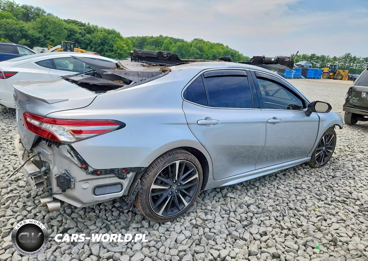 2018 Toyota Camry Xse VIN:4T1B61HK2JU131035 - 3