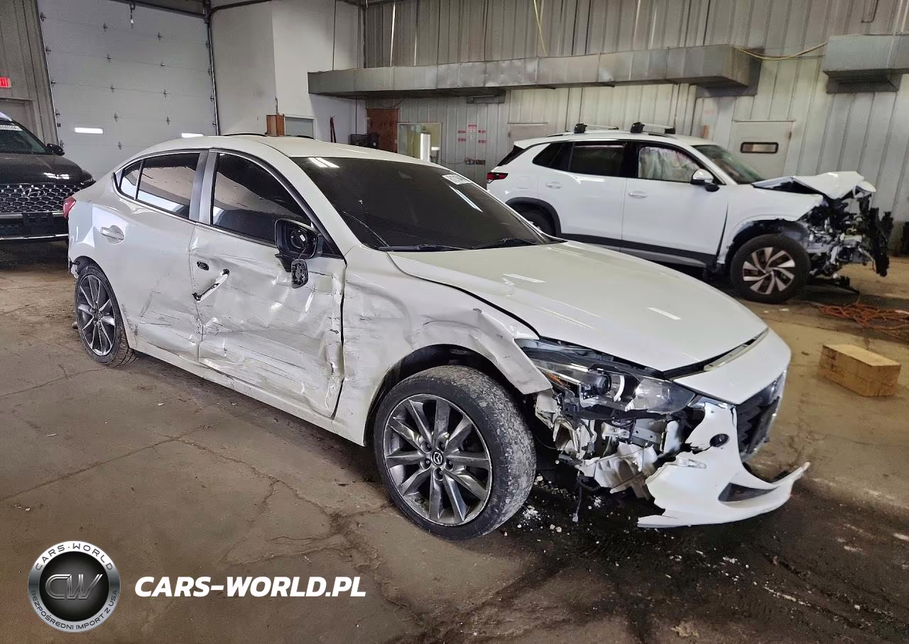 2018 Mazda 3 Touring VIN:3MZBN1V33JM233482 - 4