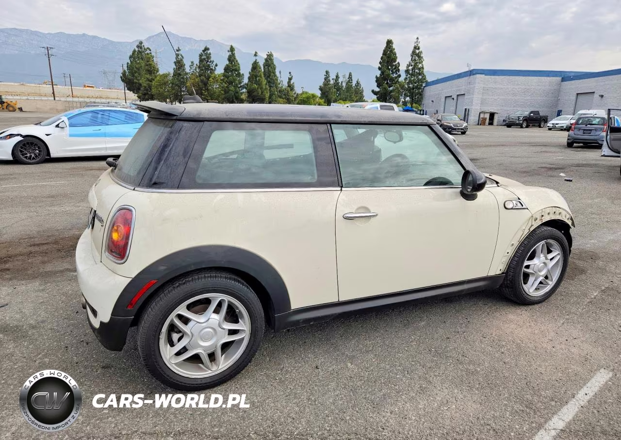 2008 Mini Cooper S VIN:WMWMF73518TT87004 - 3