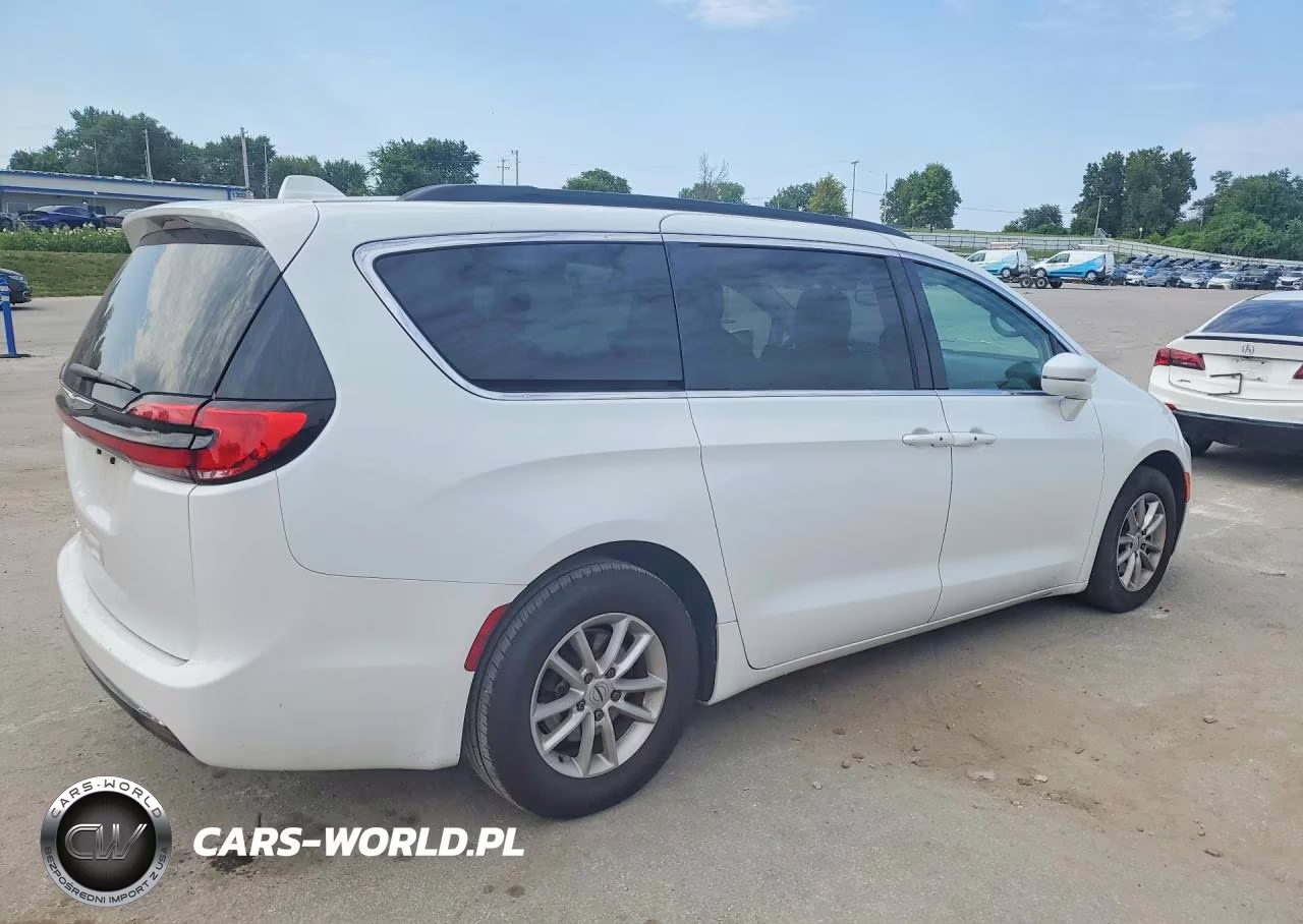 2022 Chrysler Pacifica Touring L VIN:2C4RC1BG2NR233714 - 3