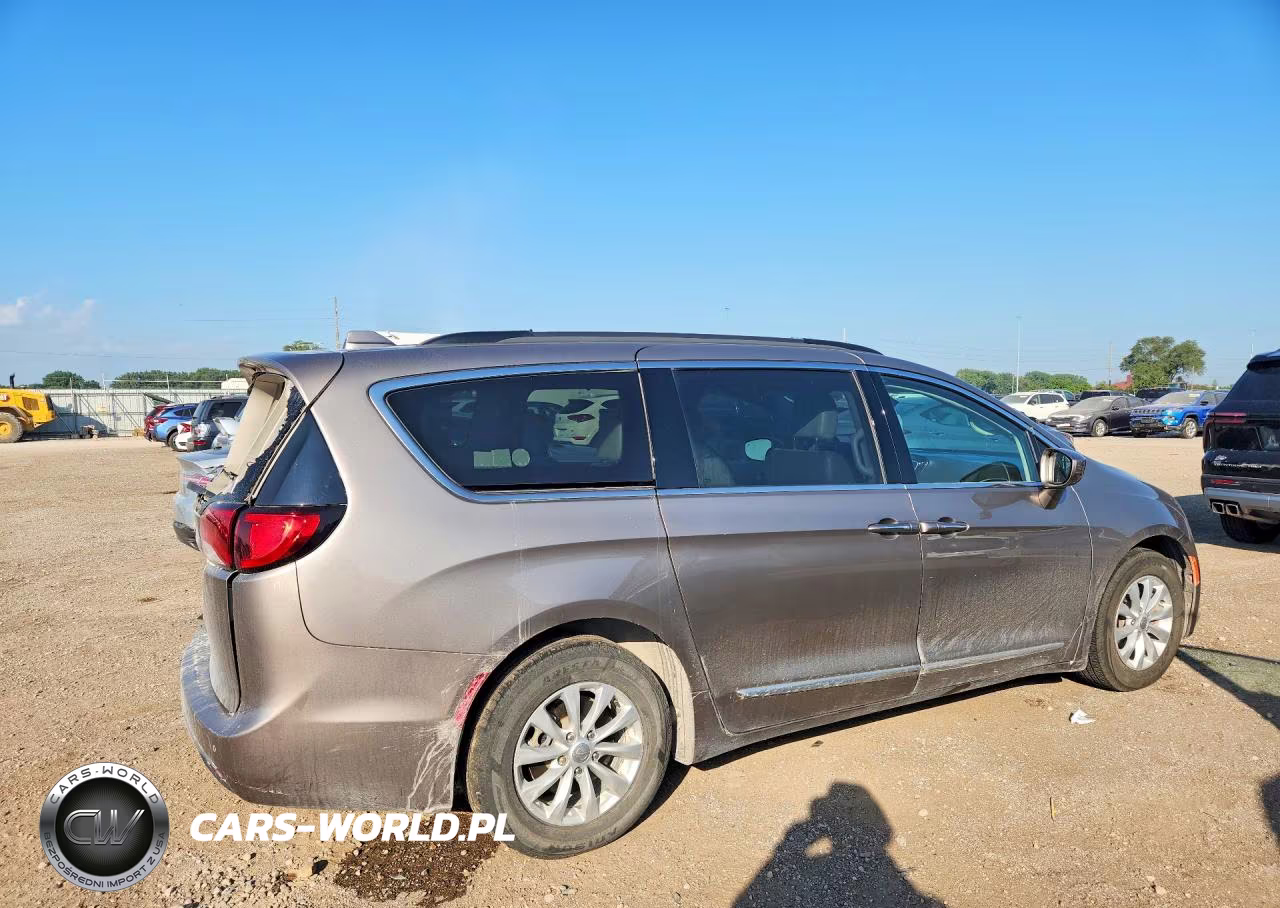 2017 Chrysler Pacifica Touring L VIN:2C4RC1BG8HR839717 - 3
