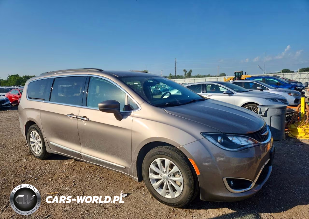 2017 Chrysler Pacifica Touring L VIN:2C4RC1BG8HR839717 - 4