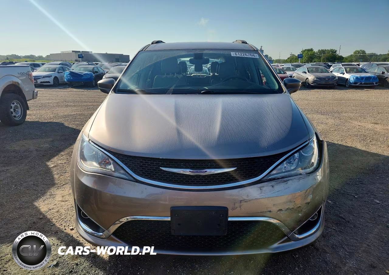 2017 Chrysler Pacifica Touring L VIN:2C4RC1BG8HR839717 - 5