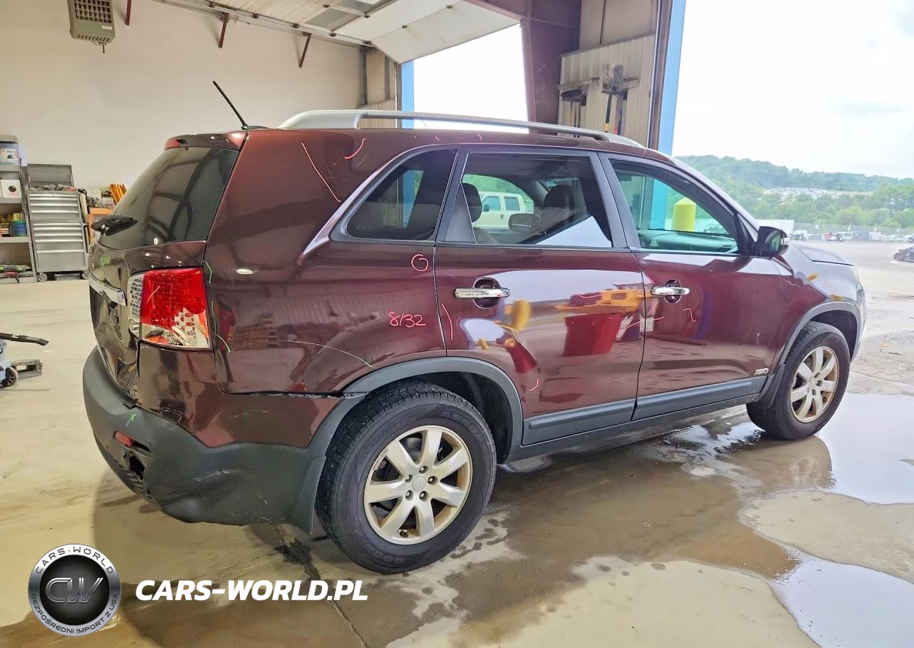 2011 Kia Sorento Lx VIN:5XYKTCA19BG060011 - 3
