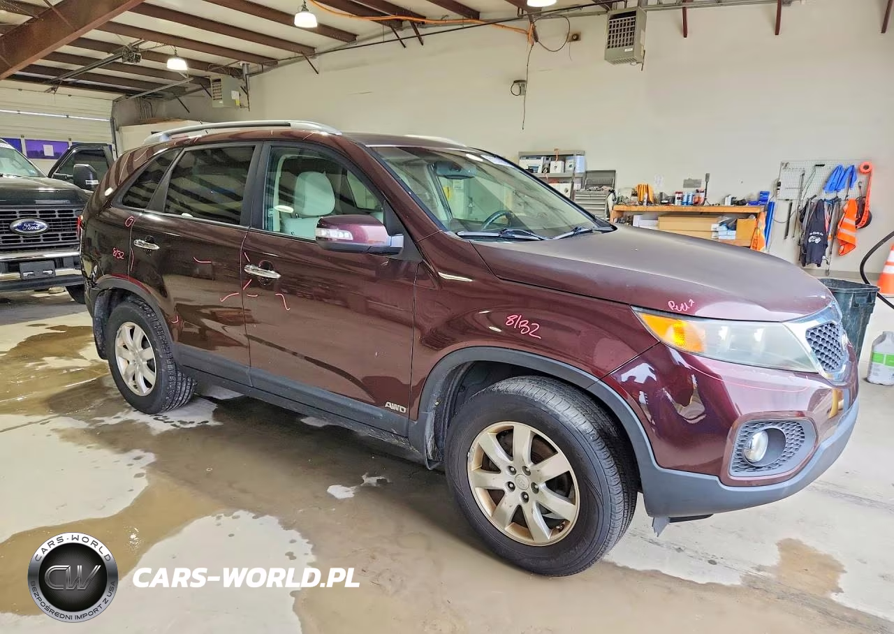 2011 Kia Sorento Lx VIN:5XYKTCA19BG060011 - 4