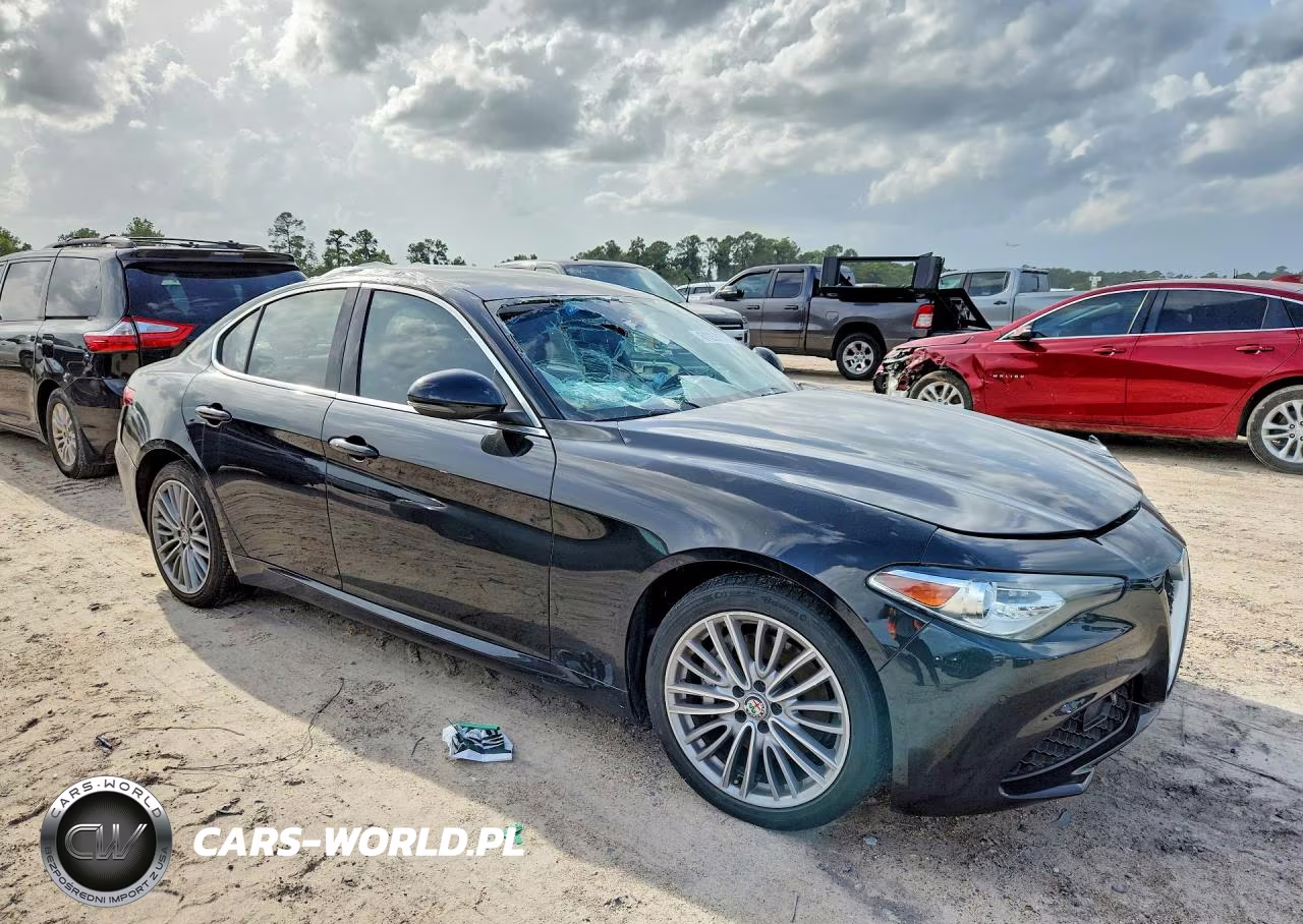 2017 Alfa Romeo Giulia Ti Q4 VIN:ZARFAEEN3H7557275 - 4
