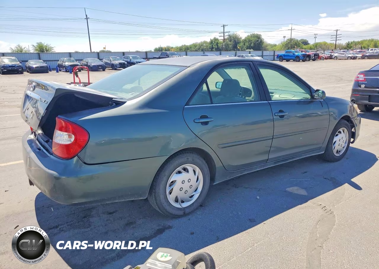 2002 Toyota Camry Le VIN:JTDBE32KX20063345 - 3