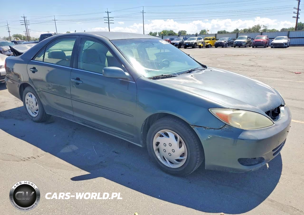 2002 Toyota Camry Le VIN:JTDBE32KX20063345 - 4