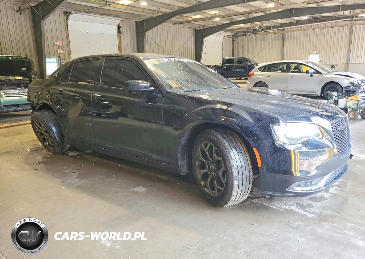 2018 Chrysler 300 Touring VIN:2C3CCARG2JH250934 - 4