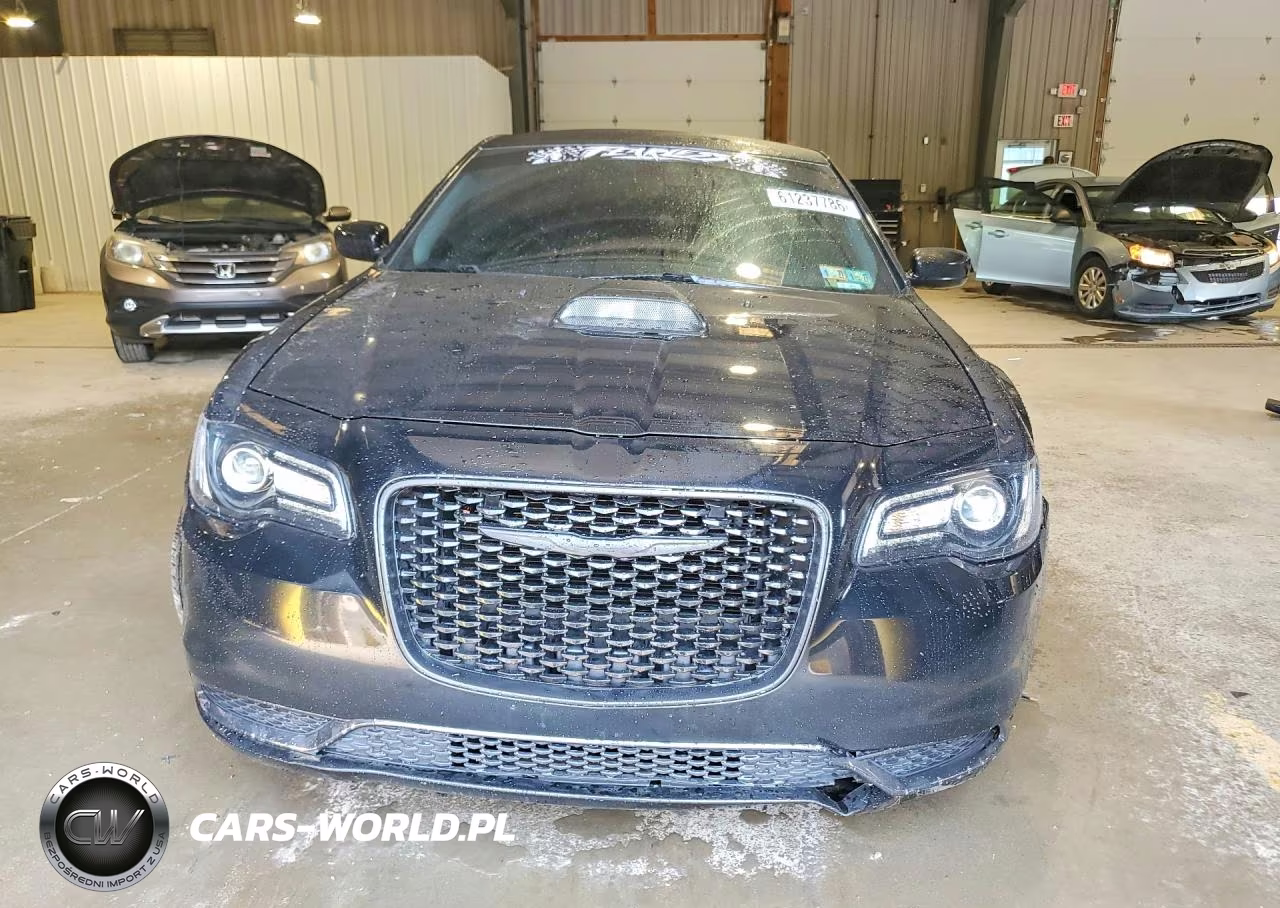 2018 Chrysler 300 Touring VIN:2C3CCARG2JH250934 - 5