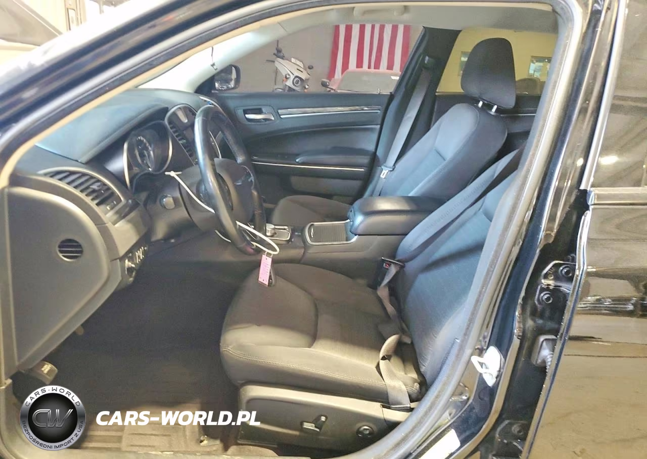 2018 Chrysler 300 Touring VIN:2C3CCARG2JH250934 - 7