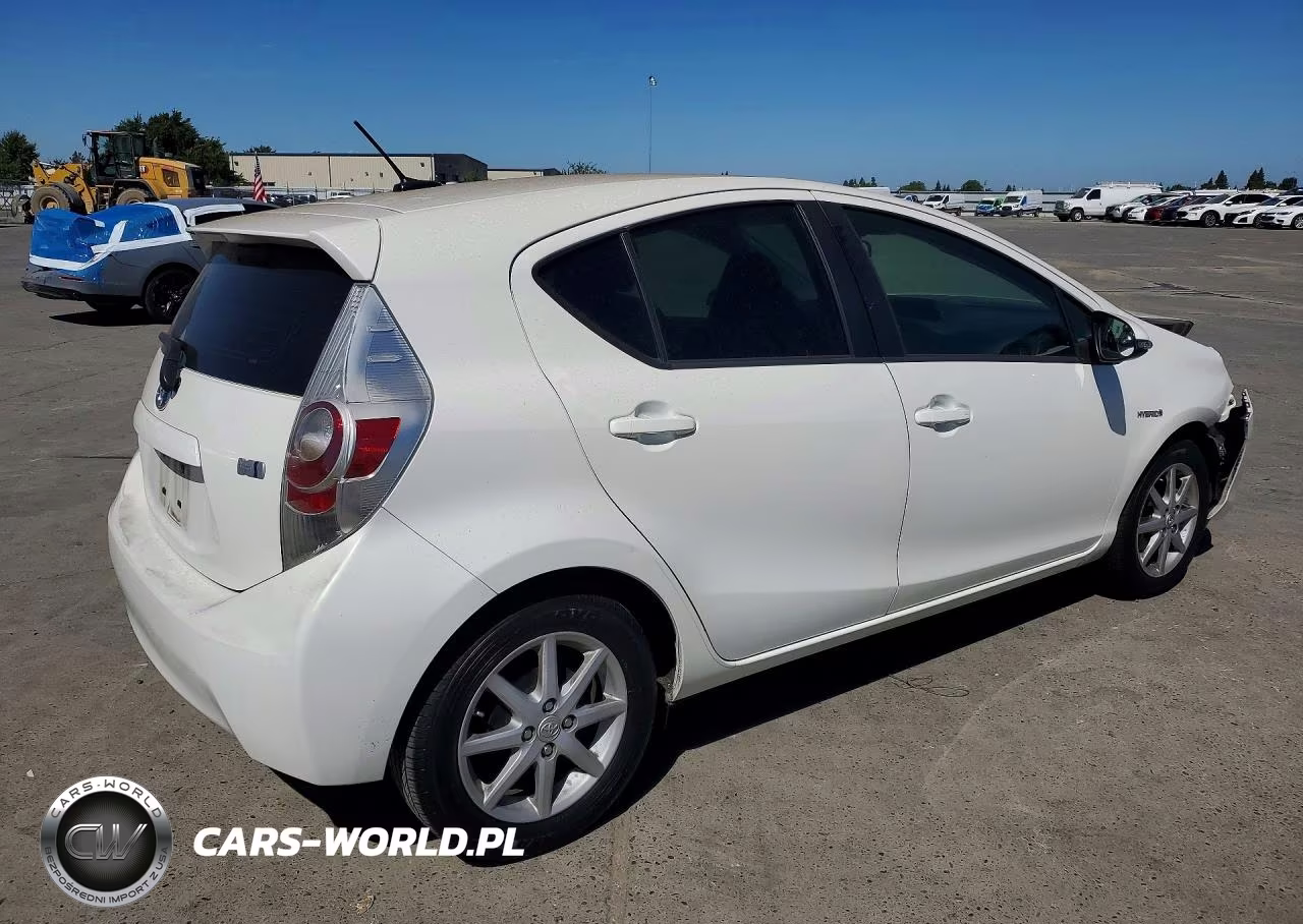 2013 Toyota Prius C Three VIN:JTDKDTB38D1052160 - 3