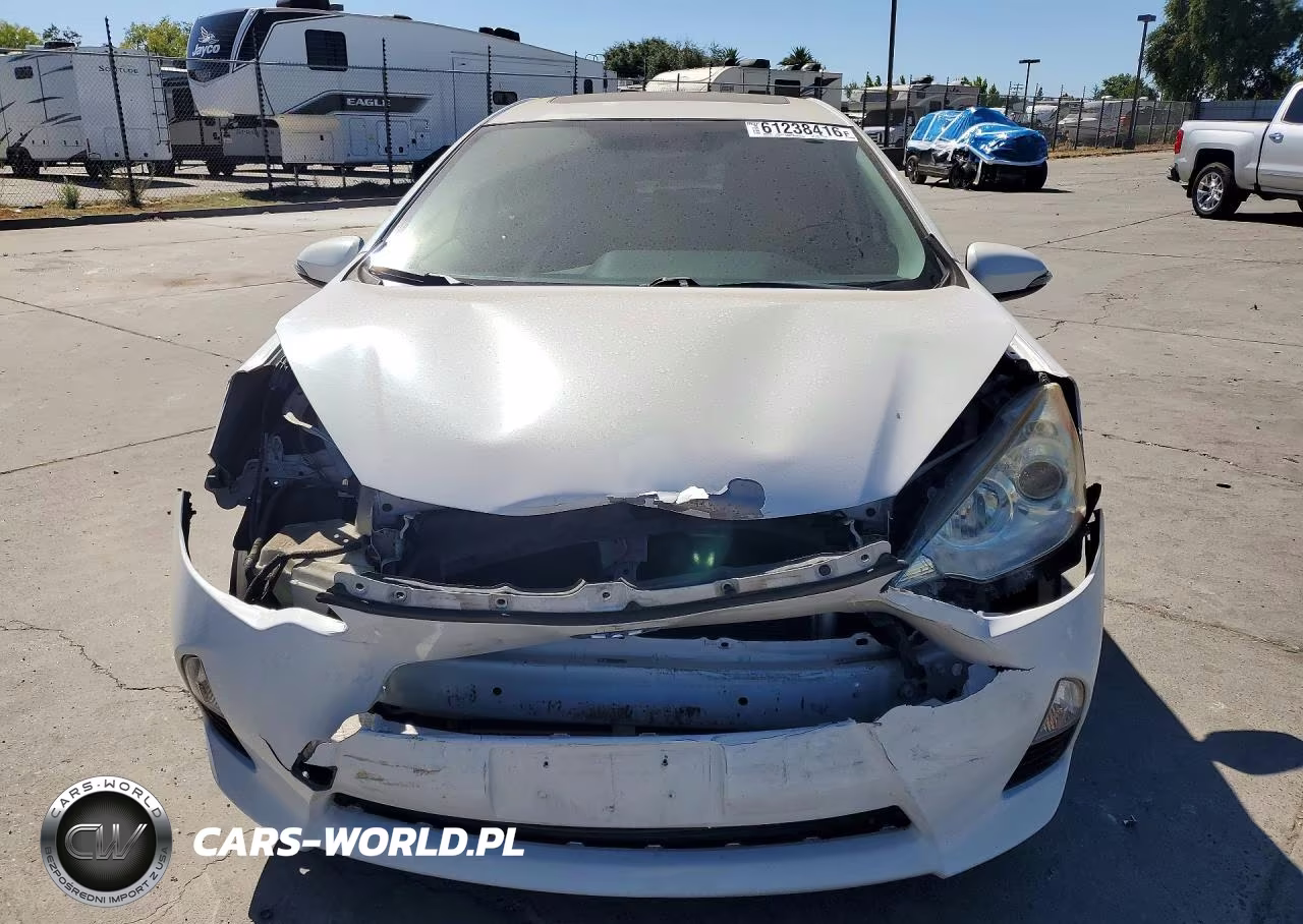 2013 Toyota Prius C Three VIN:JTDKDTB38D1052160 - 5