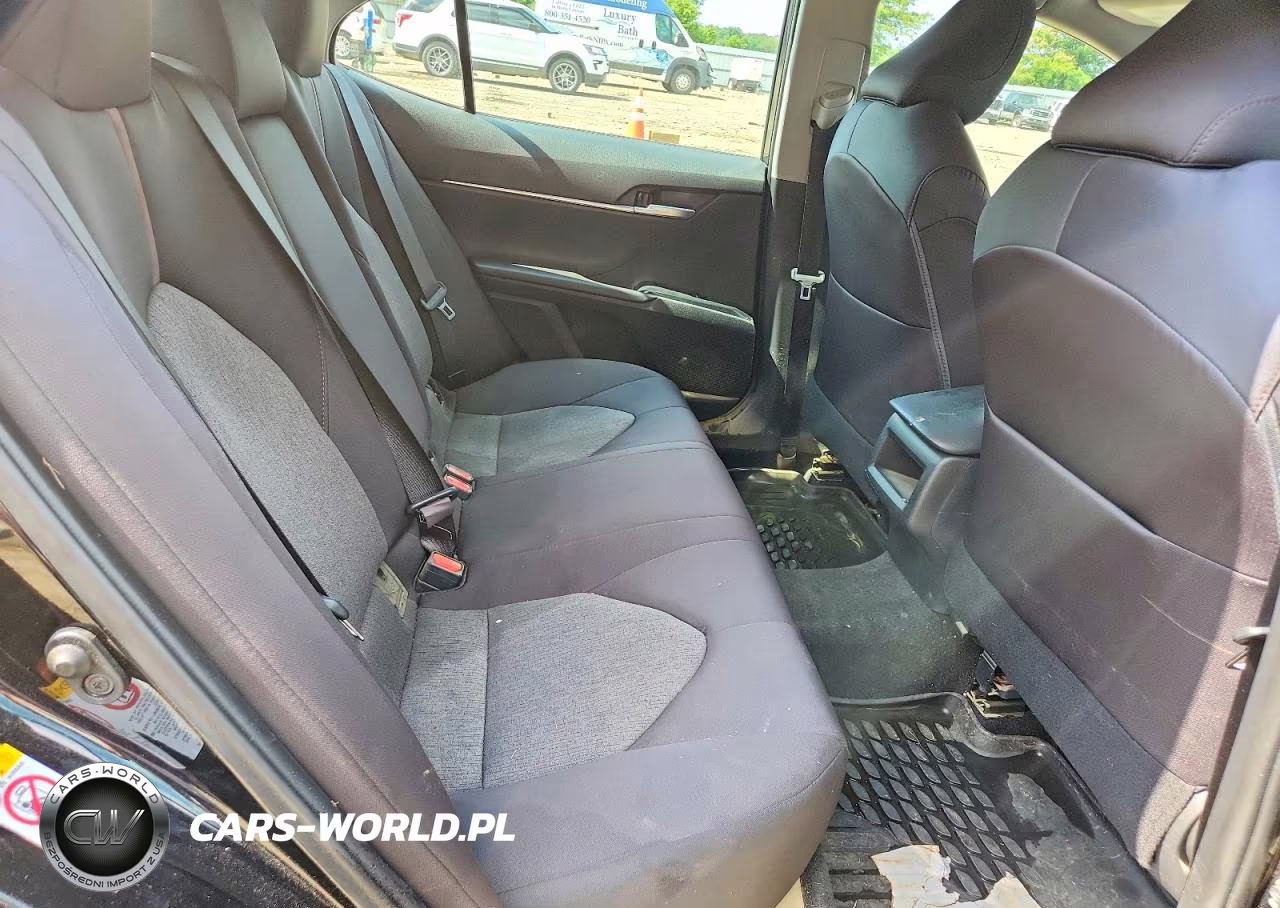 2018 Toyota Camry Le VIN:4T1B11HKXJU654429 - 10