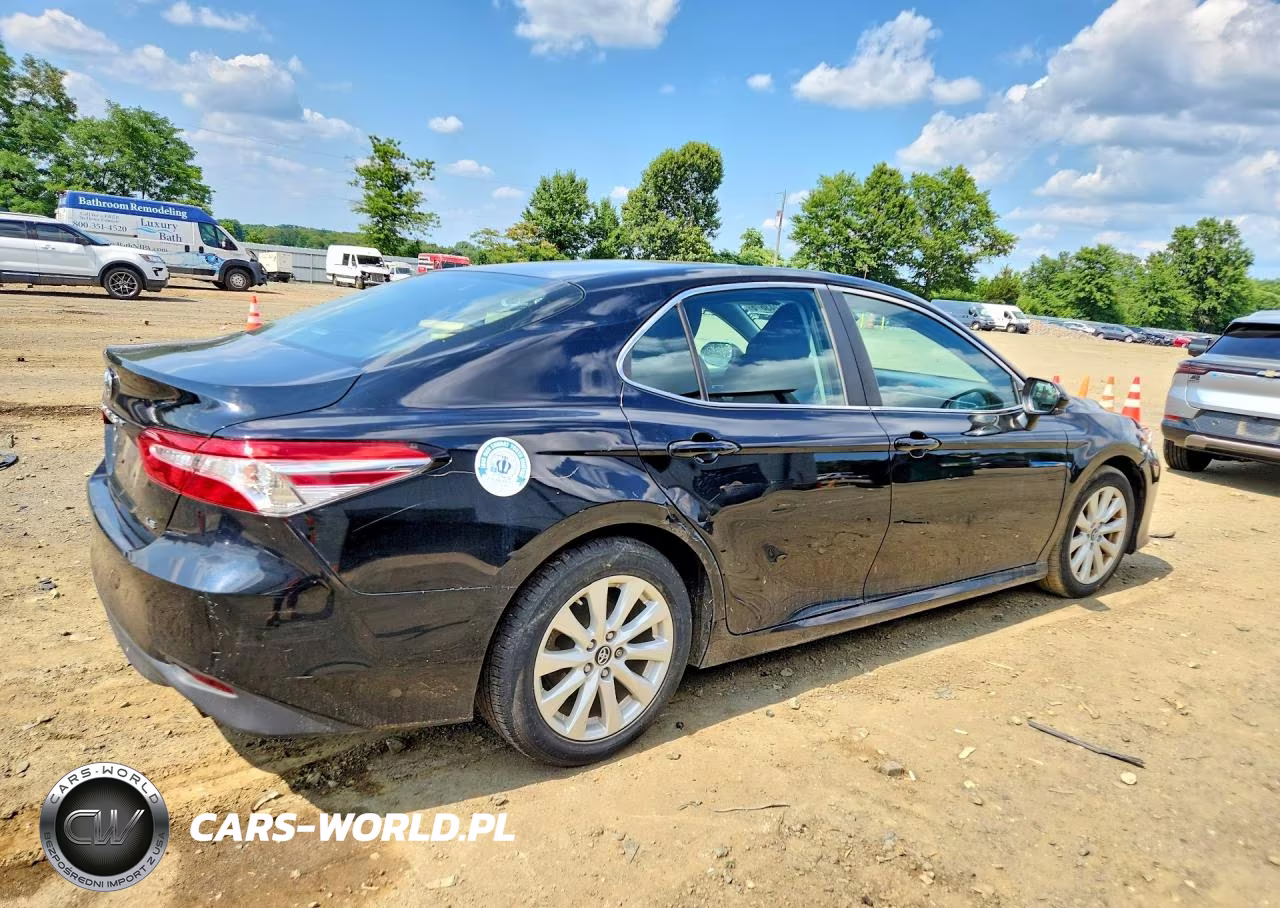 2018 Toyota Camry Le VIN:4T1B11HKXJU654429 - 3