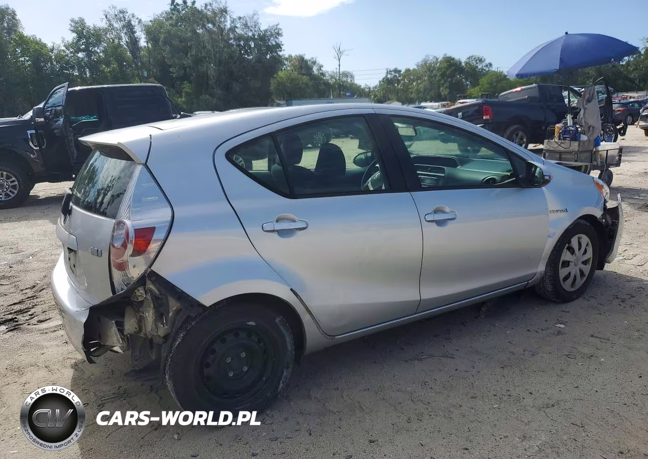 2013 Toyota Prius C Two VIN:JTDKDTB3XD1545029 - 3