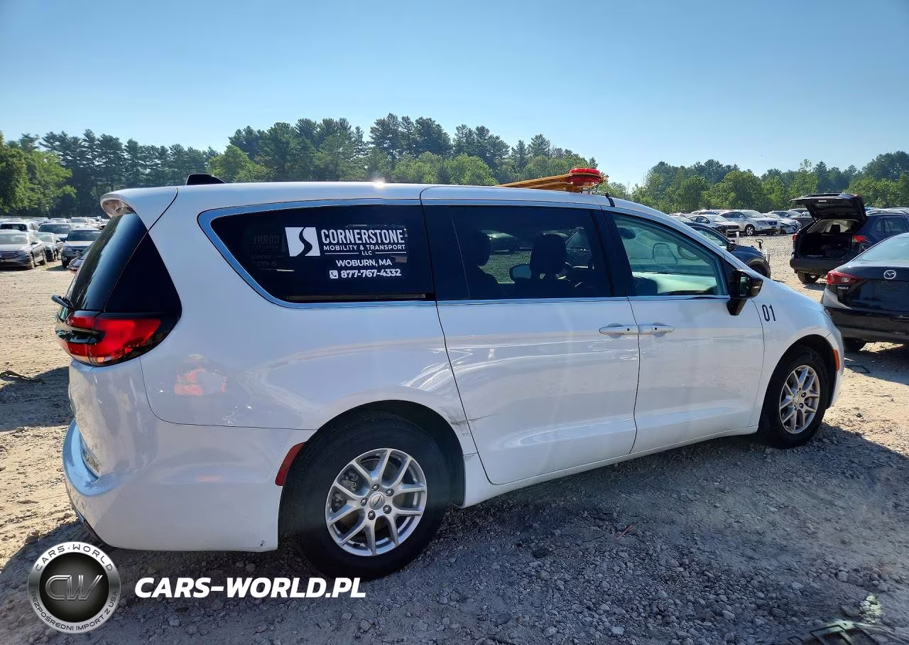 2024 Chrysler Pacifica Touring L VIN:2C4RC1BG4RR155183 - 3