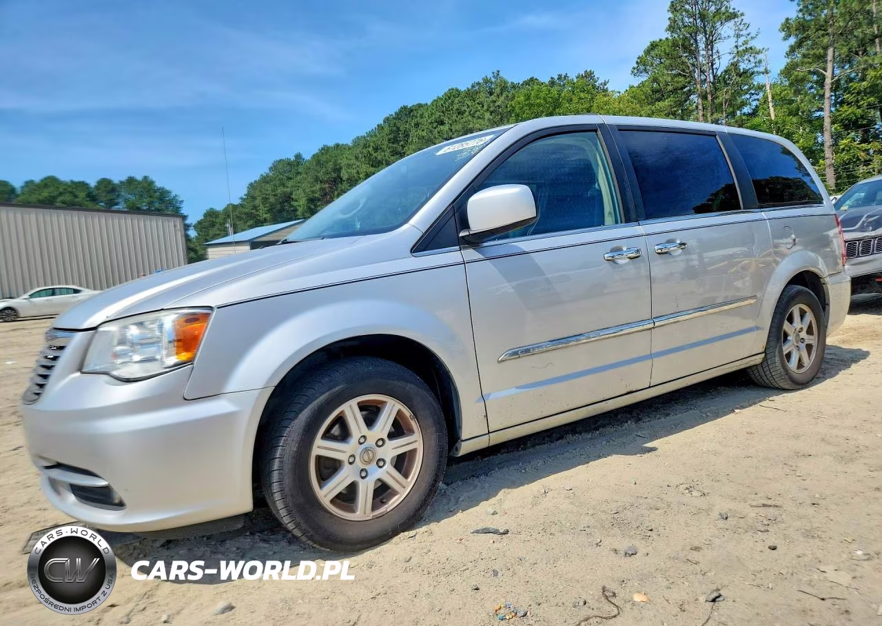 2011 Chrysler Town & Country Touring – zdjęcie 1 z 13