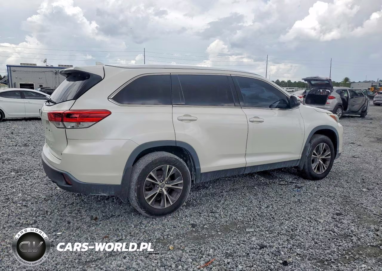 2019 Toyota Highlander Le Plus VIN:5TDZZRFHXKS328637 - 3