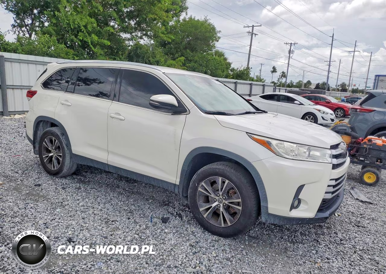 2019 Toyota Highlander Le Plus VIN:5TDZZRFHXKS328637 - 4
