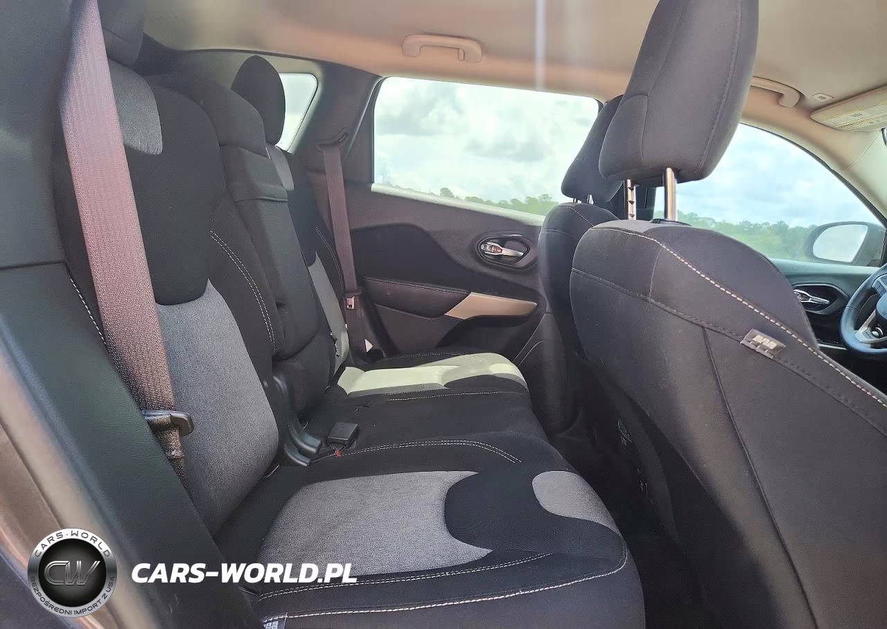 2018 Jeep Cherokee Latitude VIN:1C4PJLCB1JD621526 - 10