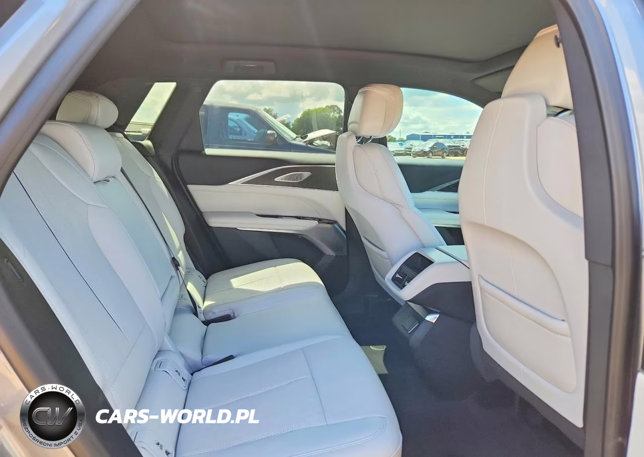 2024 Cadillac Lyriq Luxury VIN:1GYKPRRK1RZ124827 - 11
