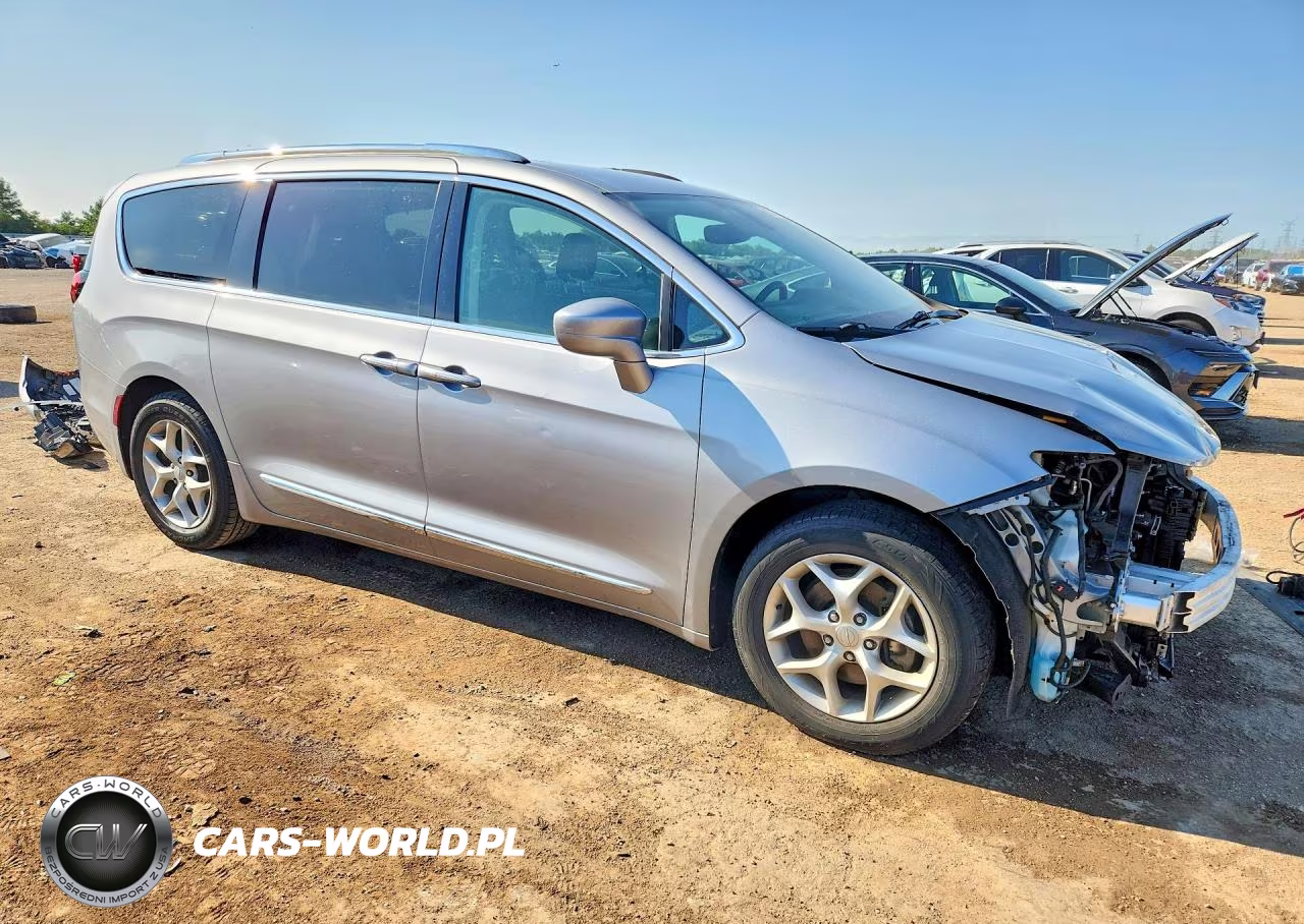 2018 Chrysler Pacifica Touring L Plus VIN:2C4RC1EG1JR294252 - 4