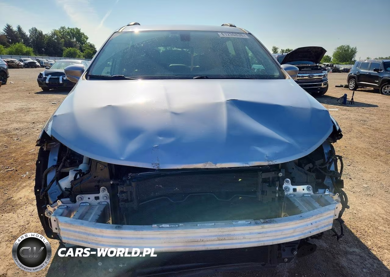 2018 Chrysler Pacifica Touring L Plus VIN:2C4RC1EG1JR294252 - 5