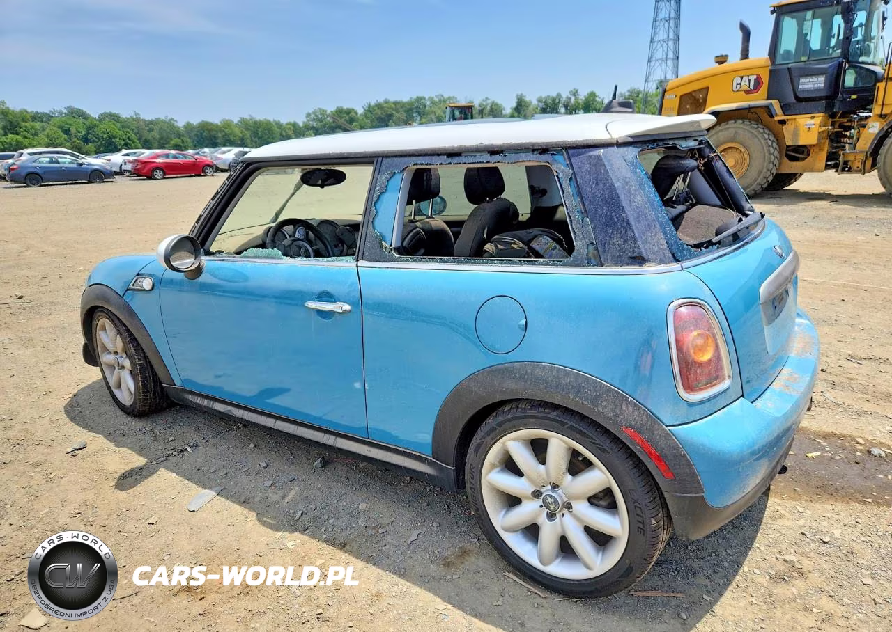 2010 Mini Cooper VIN:WMWMF3C51ATZ22704 - 2
