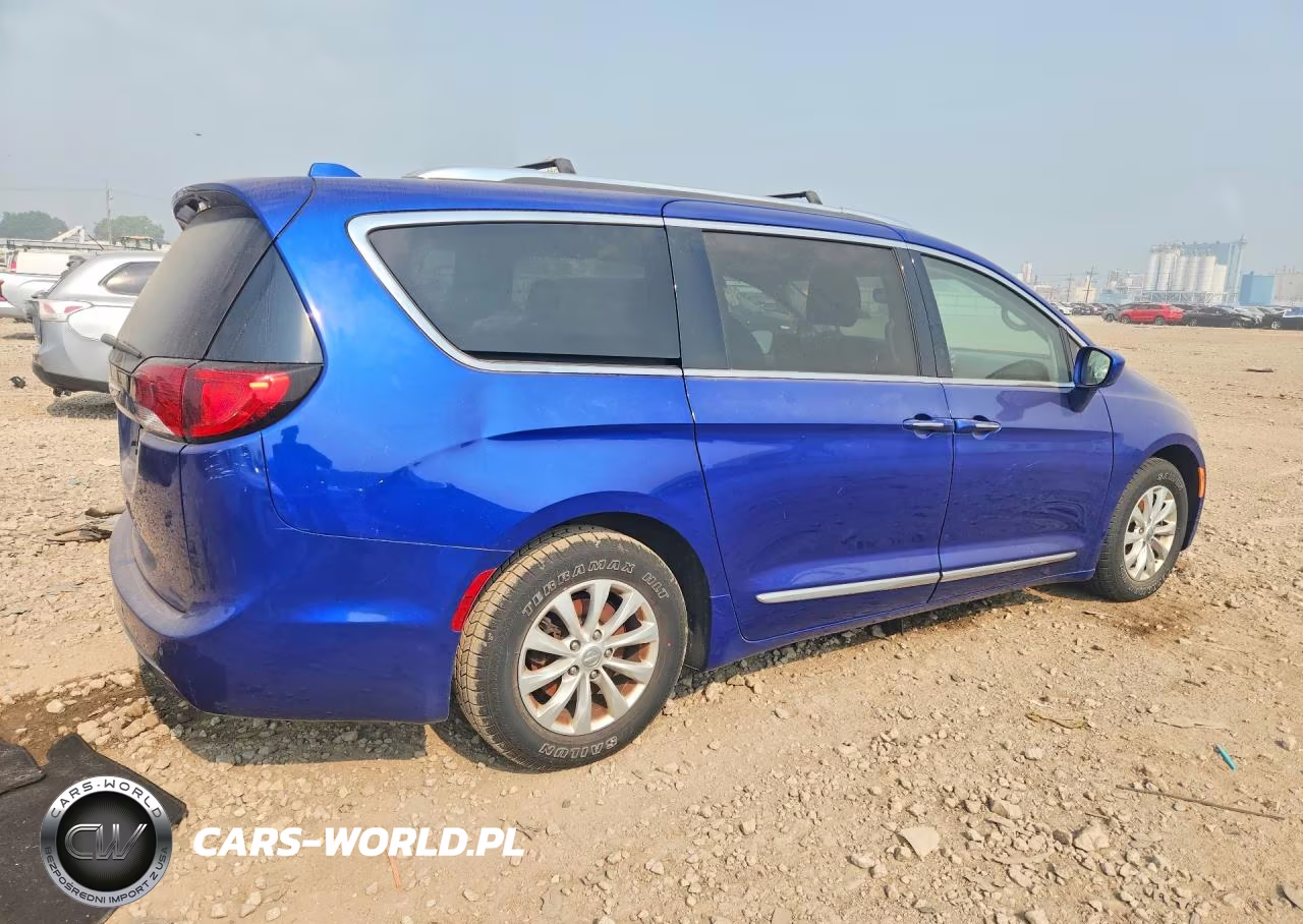 2018 Chrysler Pacifica Touring L Plus VIN:2C4RC1EGXJR275361 - 3