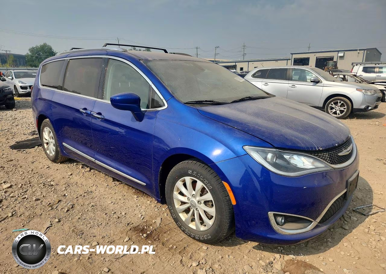 2018 Chrysler Pacifica Touring L Plus VIN:2C4RC1EGXJR275361 - 4