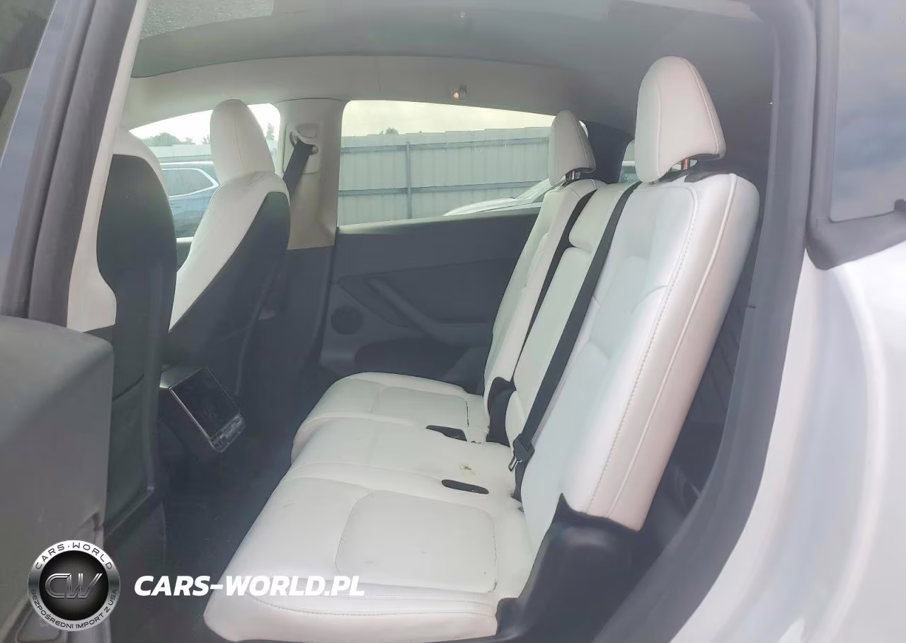 2024 Tesla Model Y VIN:7SAYGAEEXRF073760 - 10