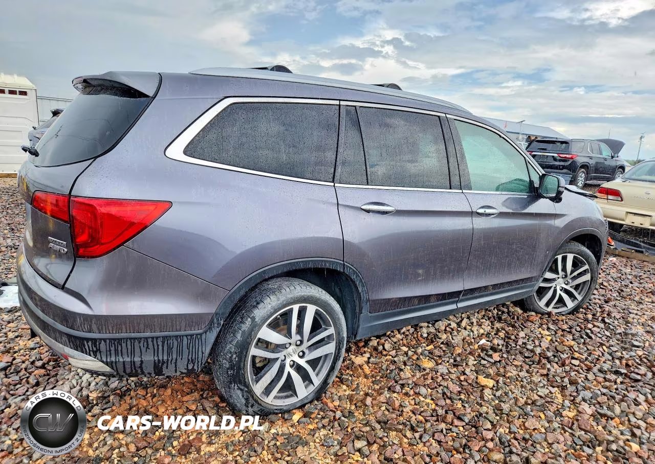 2018 Honda Pilot Touring VIN:5FNYF6H93JB037781 - 3