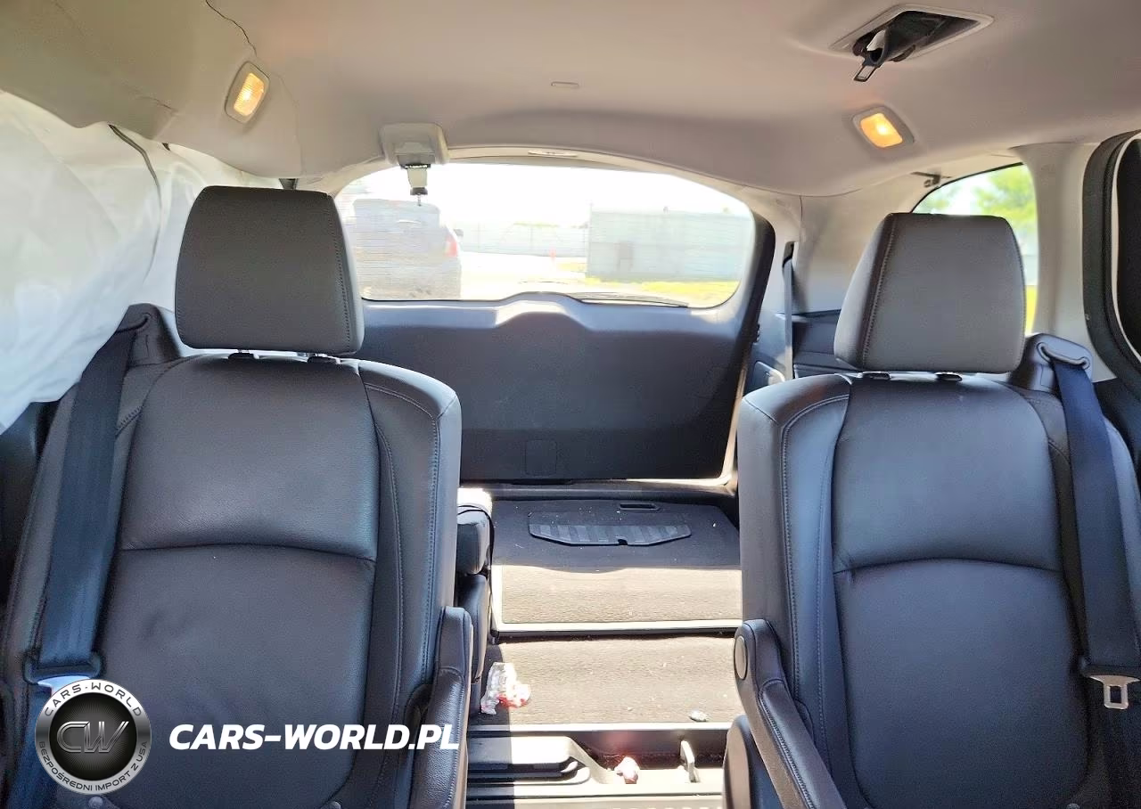 2018 Honda Odyssey Touring VIN:5FNRL6H81JB020837 - 10