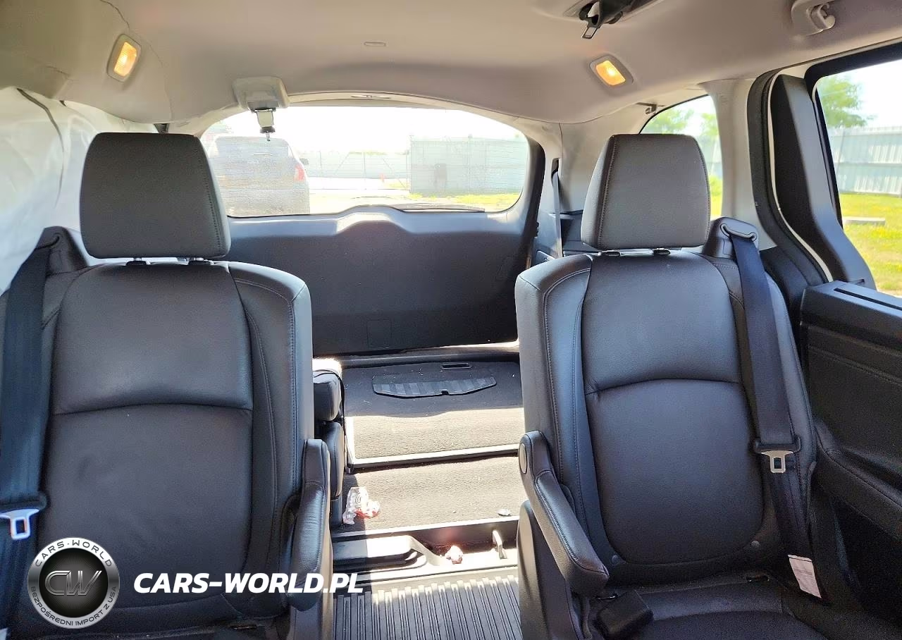 2018 Honda Odyssey Touring VIN:5FNRL6H81JB020837 - 11