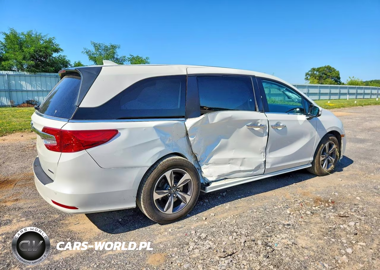 2018 Honda Odyssey Touring VIN:5FNRL6H81JB020837 - 3