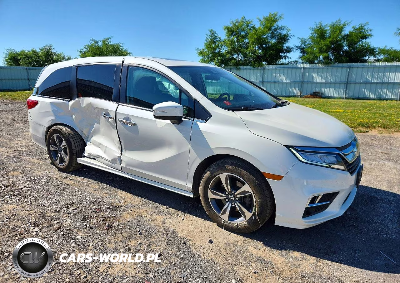 2018 Honda Odyssey Touring VIN:5FNRL6H81JB020837 - 4