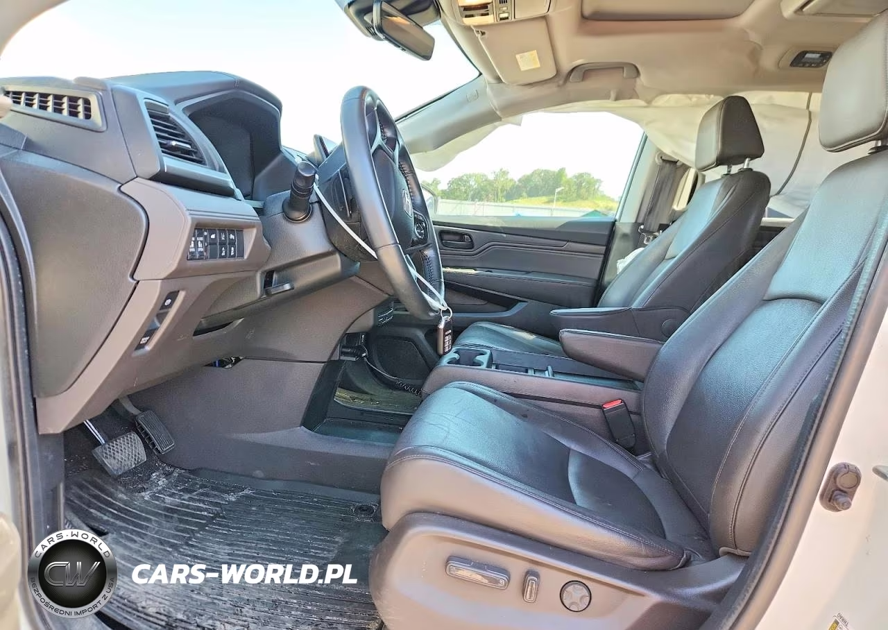 2018 Honda Odyssey Touring VIN:5FNRL6H81JB020837 - 7