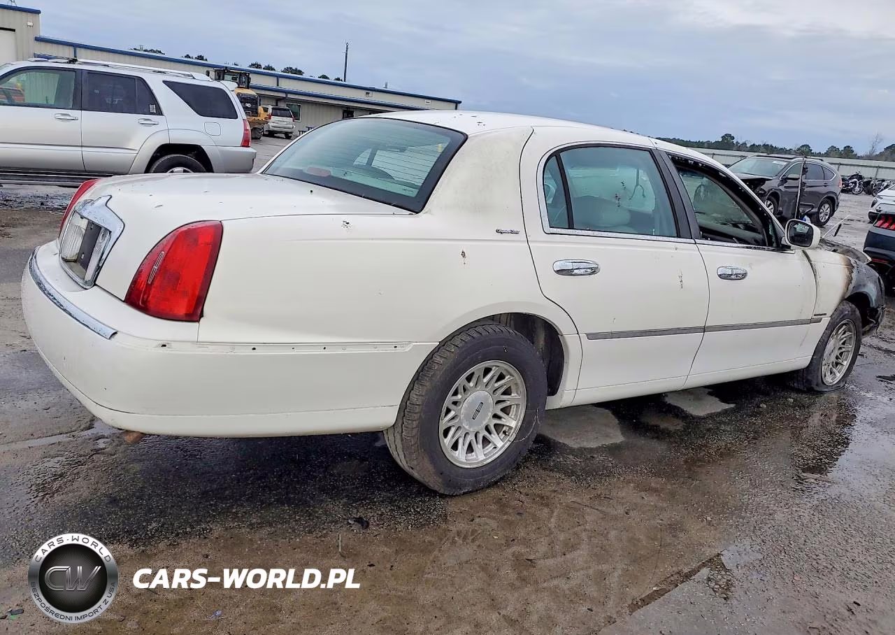 1999 Lincoln Town Car VIN:1LNHM82W7XY614042 - 3