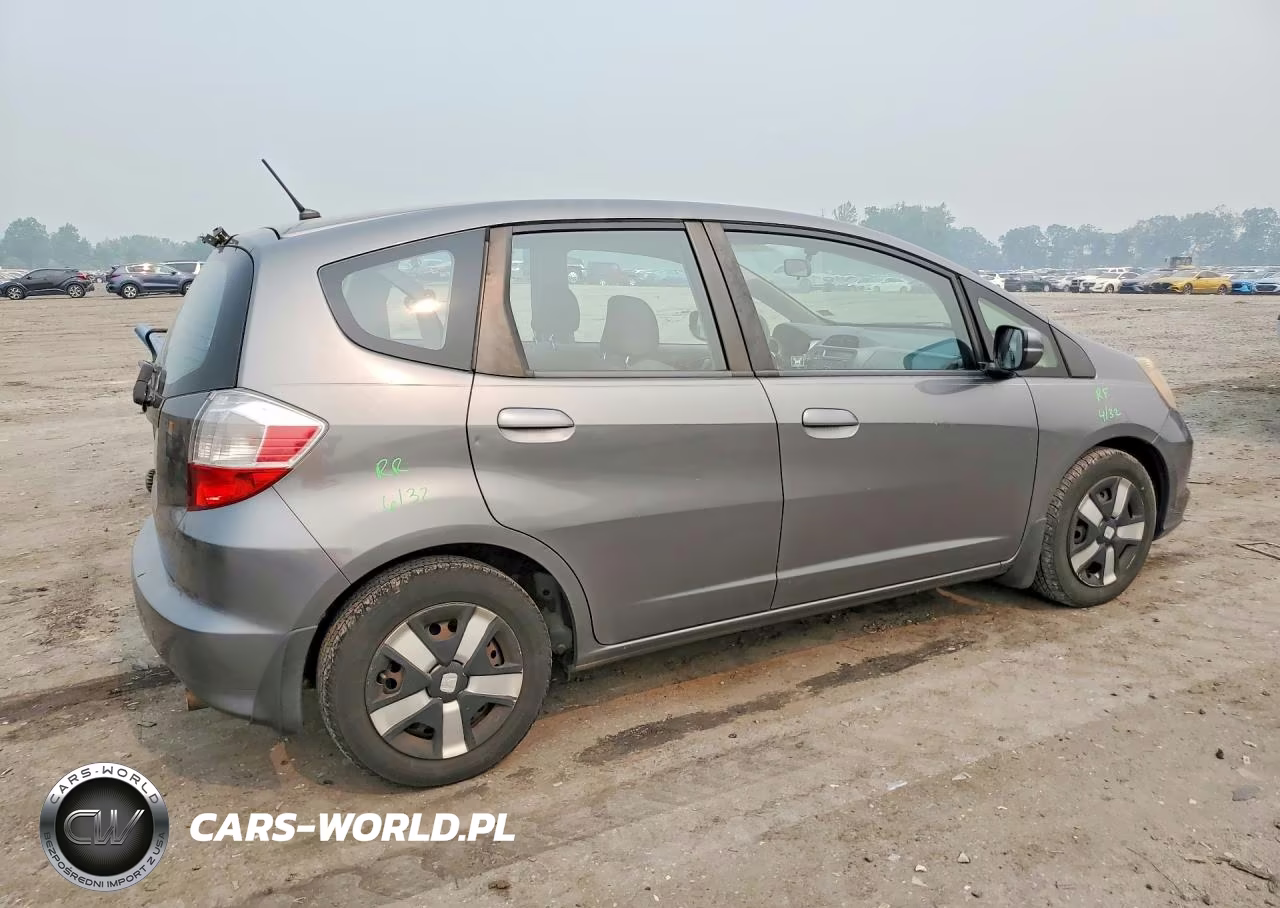 2013 Honda Fit VIN:JHMGE8H31DC083499 - 3