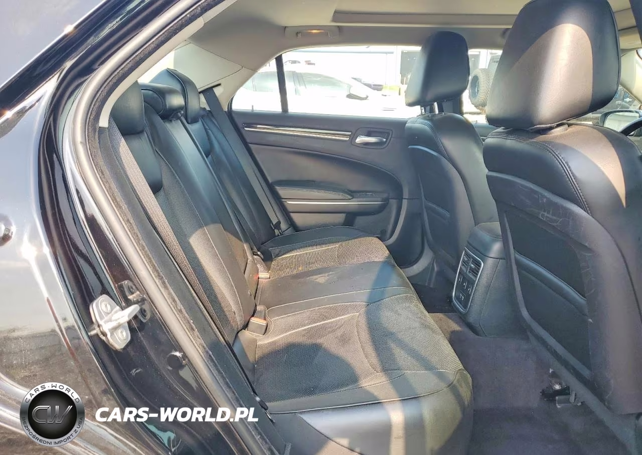 2016 Chrysler 300C VIN:2C3CCAKG3GH261704 - 10