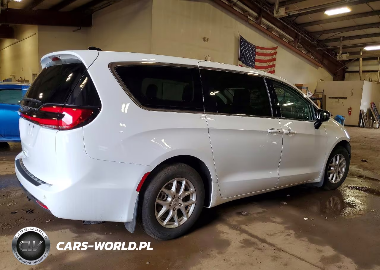 2024 Chrysler Pacifica Touring L VIN:2C4RC1BG2RR152833 - 3