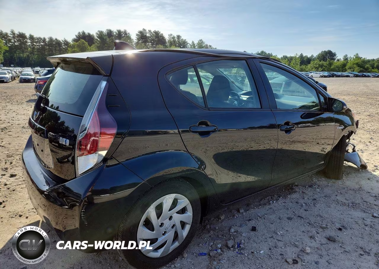 2015 Toyota Prius C Two VIN:JTDKDTB35F1580614 - 3