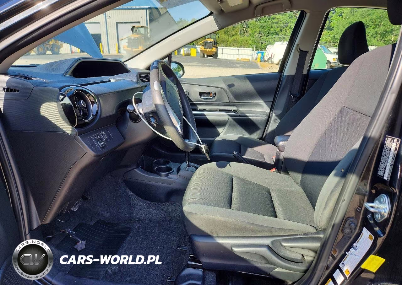 2015 Toyota Prius C Two VIN:JTDKDTB35F1580614 - 7