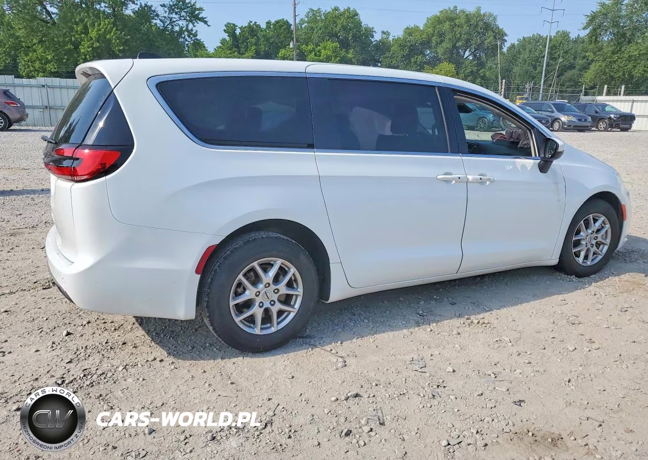 2023 Chrysler Pacifica Touring L VIN:2C4RC1BG2PR524510 - 3