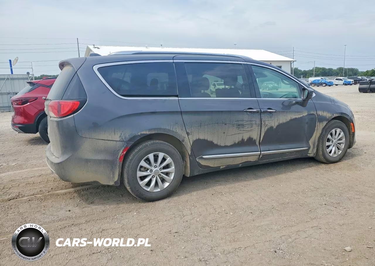 2018 Chrysler Pacifica Touring L Plus VIN:2C4RC1EGXJR101046 - 3