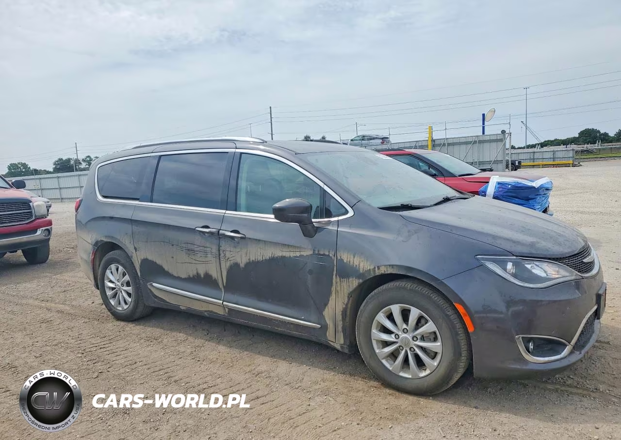 2018 Chrysler Pacifica Touring L Plus VIN:2C4RC1EGXJR101046 - 4