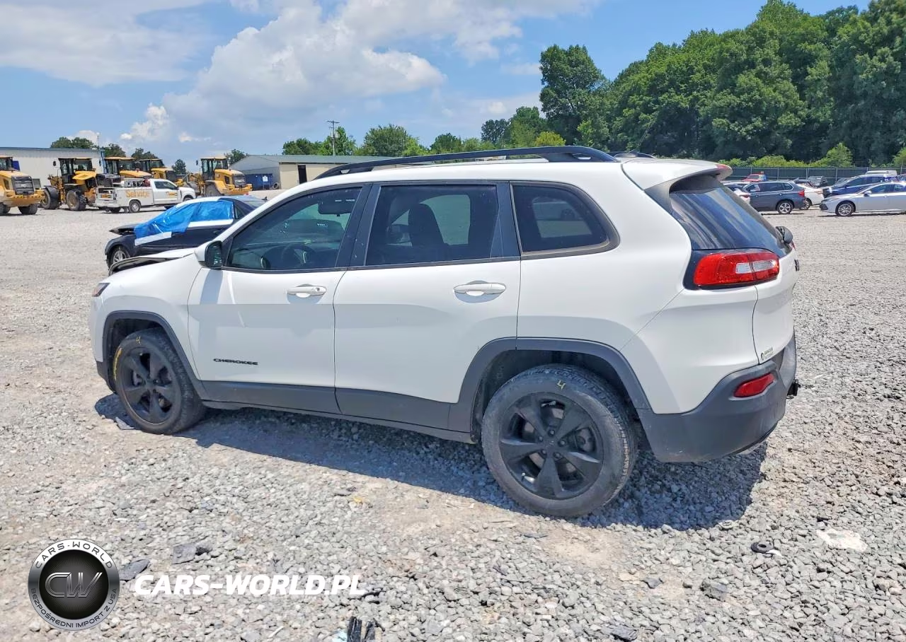 2015 Jeep Cherokee Latitude VIN:1C4PJLCS4FW766023 - 2